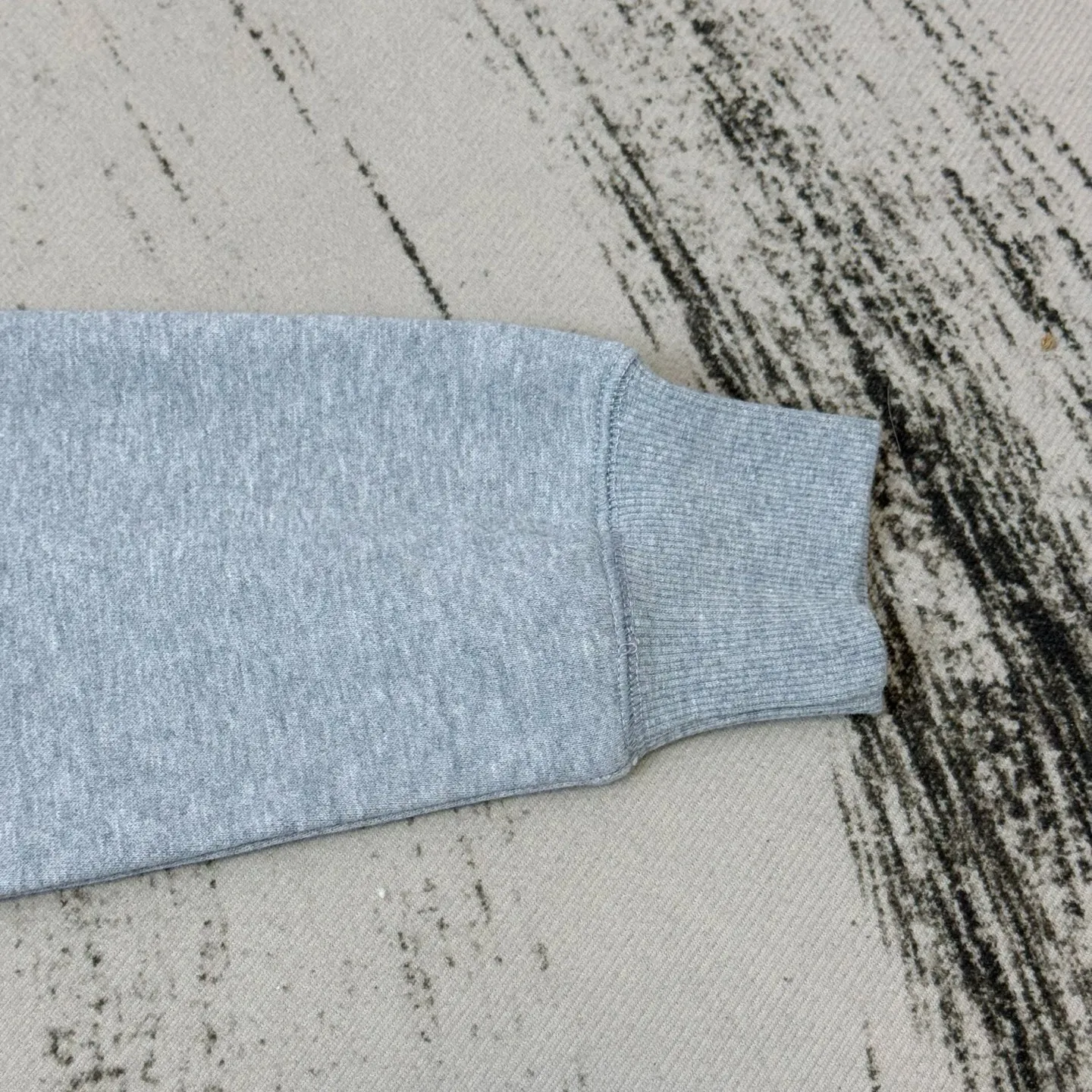 P220 Crowley logo embroidered round neck sweatshirt. Same style as ChromeHearts counters. Made of 400g double-ply double-yarn pure cotton fabric. 32-count double yarn. Very textured on the handle. Three-dimensional and atmospheric. Versatile and easy to wear in autumn. Simple and elegant. Adopts os version. The upper body effect is great. Suitable for all body types. Soft and comfortable. Offset CH letters on the front and horseshoe embroidery on the right. Small mark on the hem. Resistant to machine washing. Does not fade or deform. Complete accessories, original mold opening, perfect restoration of zp 2:1, same style for men and women, versatile and not picky, size s m l xl color gray
